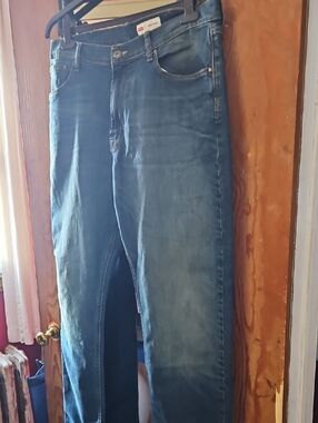 Wrangler Straight Leg Jeans in Faded Blue